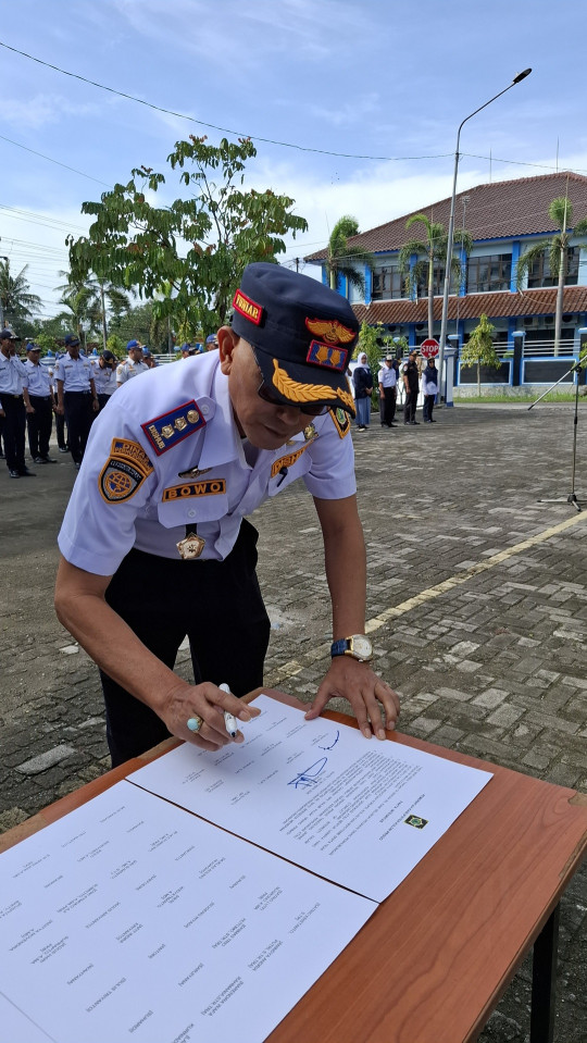 Penandatanganan pakta integritas anti korupsi
