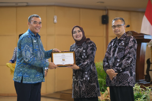 Penganugerahan Keterbukaan Informasi Badan Publik Tahun 2025 - Penerimaan Piagam